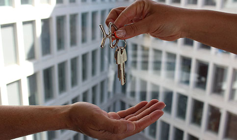 La Junta amplía en 25 millones el programa de avales para la primera vivienda de los jóvenes.