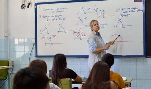 La Junta aprueba el decreto que reduce las tareas burocráticas en los centros educativos.