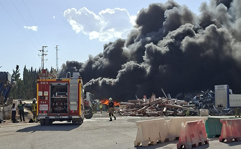 Amplio despliegue para sofocar un incendio en una planta de reciclaje en Alhendín (Granada).
