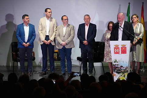 Latorre asiste a la donación de Juan Eslava Galán de una obra pictórica al Museo Cerezo Moreno.