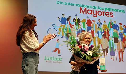 La Junta reivindica el papel de los mayores y su legado de «amor, experiencia y humanidad».