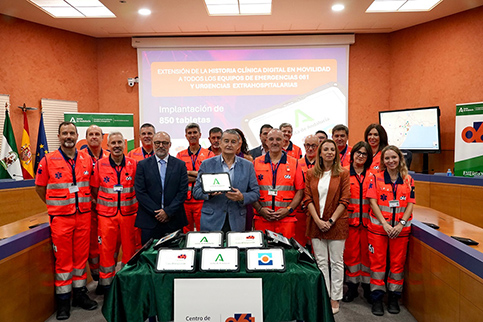 Antonio Sanz entrega 850 nuevas tablets a los equipos de urgencias y emergencias andaluces.