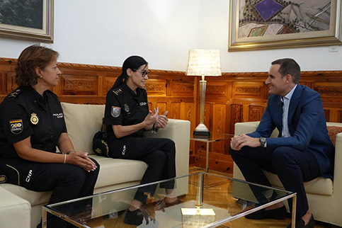 El presidente de la Diputación se reúne con la comisaria jefa de la Policía Nacional en Jaén.