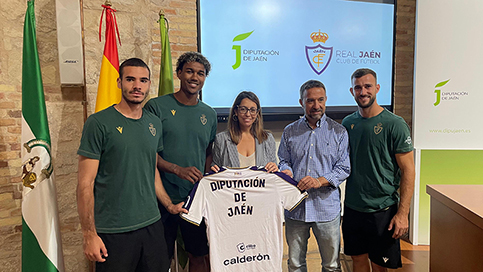 África Colomo destaca el “ilusionante” inicio de temporada del Real Jaén durante la presentación de sus tres nuevos fichajes.