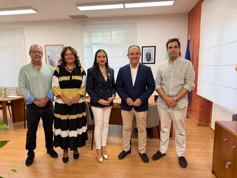 La delegada de Sanidad y Consumo mantiene una reunión de trabajo con el Colegio Oficial de Farmacia.