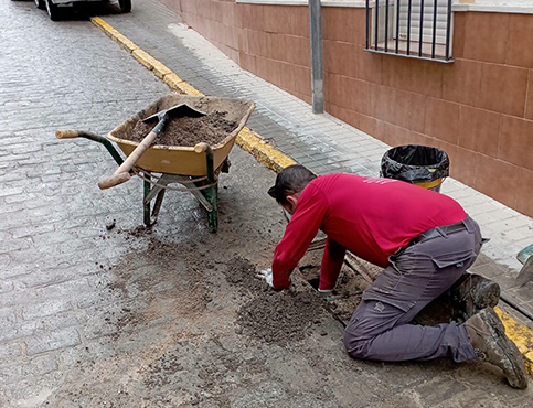 El Ayuntamiento de Lopera comienza los trabajos de limpieza y mantenimiento del alcantarillado.