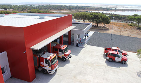 Un fallecido en el incendio de un asentamiento chabolista en Palos de la Frontera (Huelva).