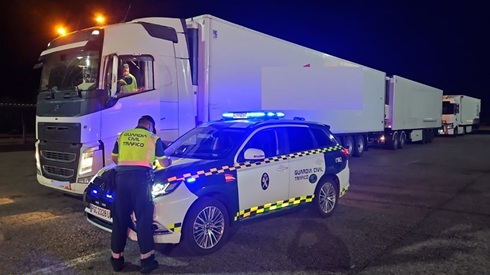 La Guardia Civil investiga al conductor de un vehículo articulado que conducía con una tasa de alcohol en aire espirado cinco veces superior a la permitida.