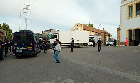 Tres trabajadores heridos leves tras una explosión en una fábrica de pólvora en Granada.