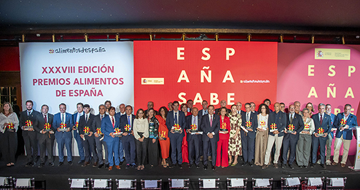 Manuel Fernández felicita a Picualia ganadora del Premio Alimentos de España a los Mejores Aceites de Oliva Virgen Extra 2025-2026.
