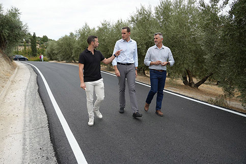 La Diputación Provincial pavimenta el transitado camino de Tramaya en La Iruela.