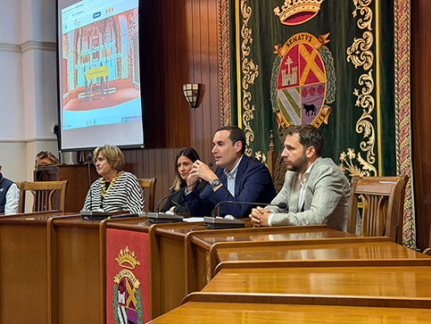 Juan Latorre recibe en Arjona a medio centenar de miembros de la asociación de catadores de aceite más antigua del mundo.