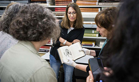 Las bibliotecas andaluzas reconocen la labor de sus profesionales en el fomento de la lectura.