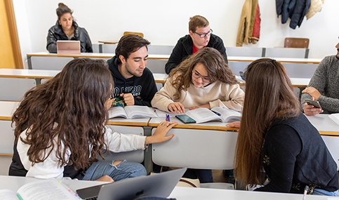 La universidad andaluza admite este curso a 286 jóvenes vulnerables por el cupo de exclusión social.