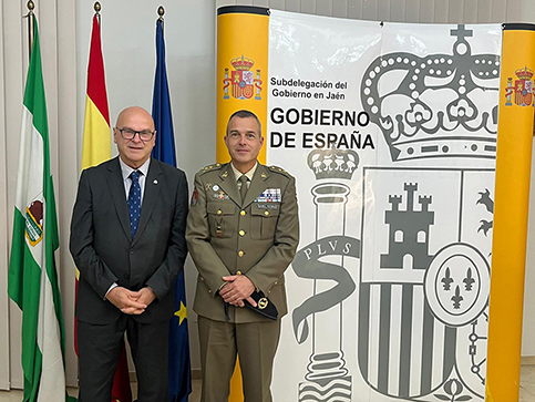 El subdelegado del Gobierno en Jaén recibe al nuevo jefe de la Brigada Guzmán el Bueno X, Jesús Manuel Martínez Victoria.