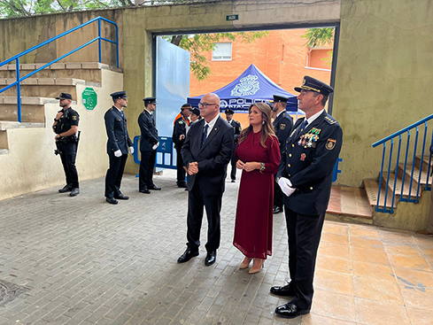 Manuel Fernández destaca “la contribución de la Policía Nacional en la lucha contra la delincuencia” y “su compromiso como servicio público”.