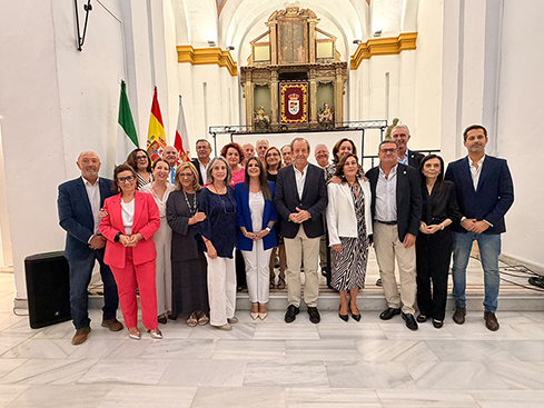 El Ayuntamiento de Andújar homenajea a 16 docentes jubilados por su trayectoria y dedicación a la enseñanza.