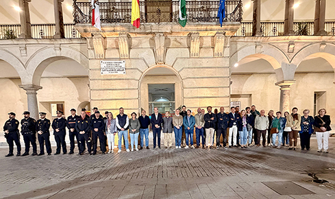 Andújar guarda un minuto de silencio en memoria de las víctimas del accidente ferroviario en Toledo.
