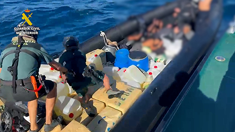 La Guardia Civil intercepta una narcolancha con tres toneladas de hachís en la costa de Huelva.