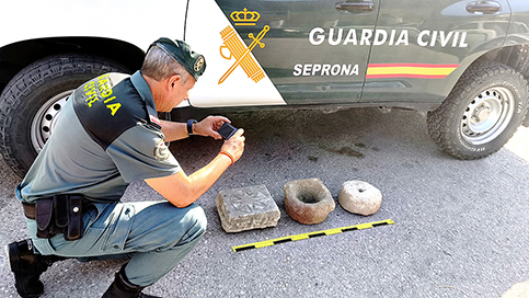 La Guardia Civil interviene tres piezas líticas de posible interés arqueológico en Torreperogil (Jaén).