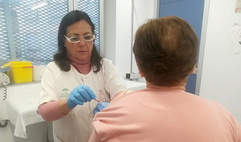 Comienza la vacunación contra gripe y covid a mayores de 70 años y personas con patologías crónicas.