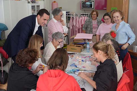 Juan Latorre conoce la labor que desarrolla la Asociación Jiennense de Cáncer de Mama.