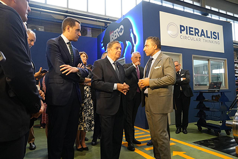 Latorre pide al sector oleícola que apueste por la innovación, la formación y la sostenibilidad para ser más competitivo.