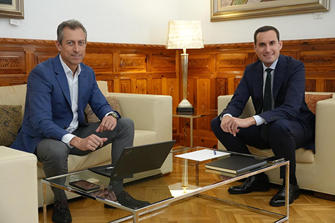 El presidente de la Diputación valora las inversiones de Endesa para reforzar el suministro eléctrico en la provincia.