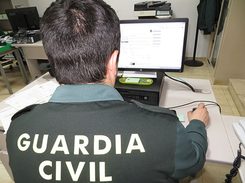La Guardia Civil investiga a un conductor tras exhibirse en redes sociales realizando maniobras temerarias con varias motocicletas en la vía pública abierta al tráfico.