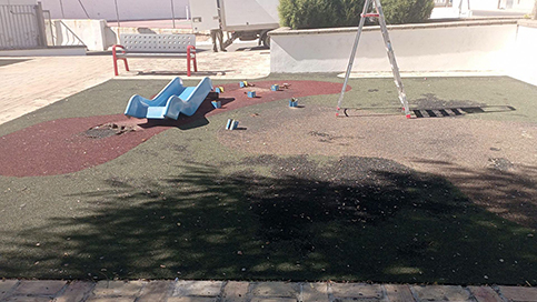 El Ayuntamiento de Lopera comienza a renovar los parques infantiles del municipio.