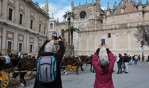 Andalucía lidera el crecimiento del gasto turístico internacional entre los principales destinos del país.